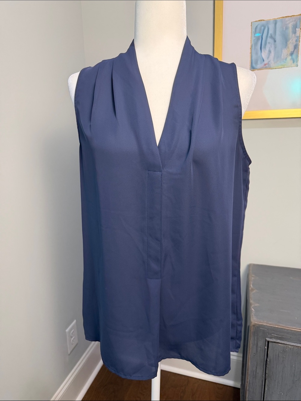 Laundry By Shelli Segal Navy V-Neck Sleeveless Blouse. Size Small.